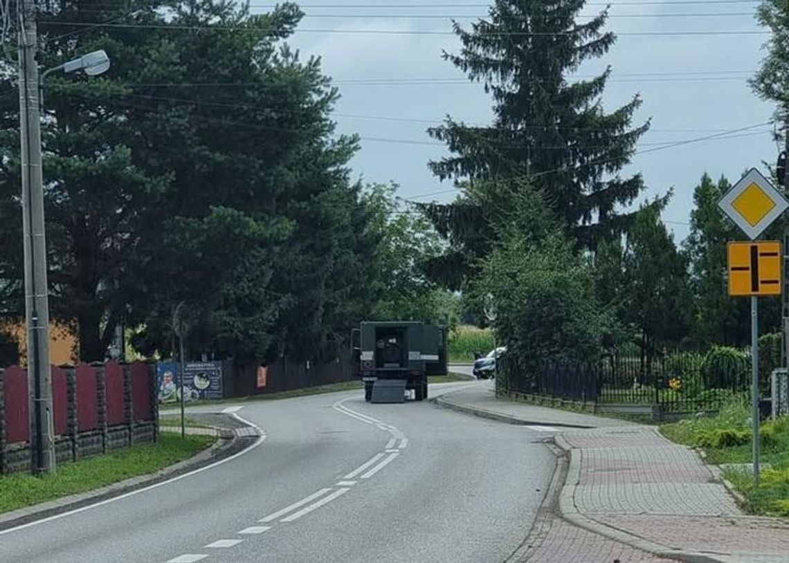 Niewybuch w Grabiu. Droga powiatowa była zamknięta przez całą noc Niewybuch w Grabiu. Droga powiatowa była zamknięta przez całą noc