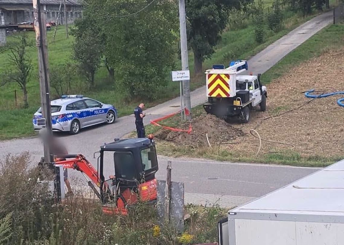 Niewybuch znaleziony podczas prac ziemnych w Szczygłowie. Pocisk leżał tuż przy drodze