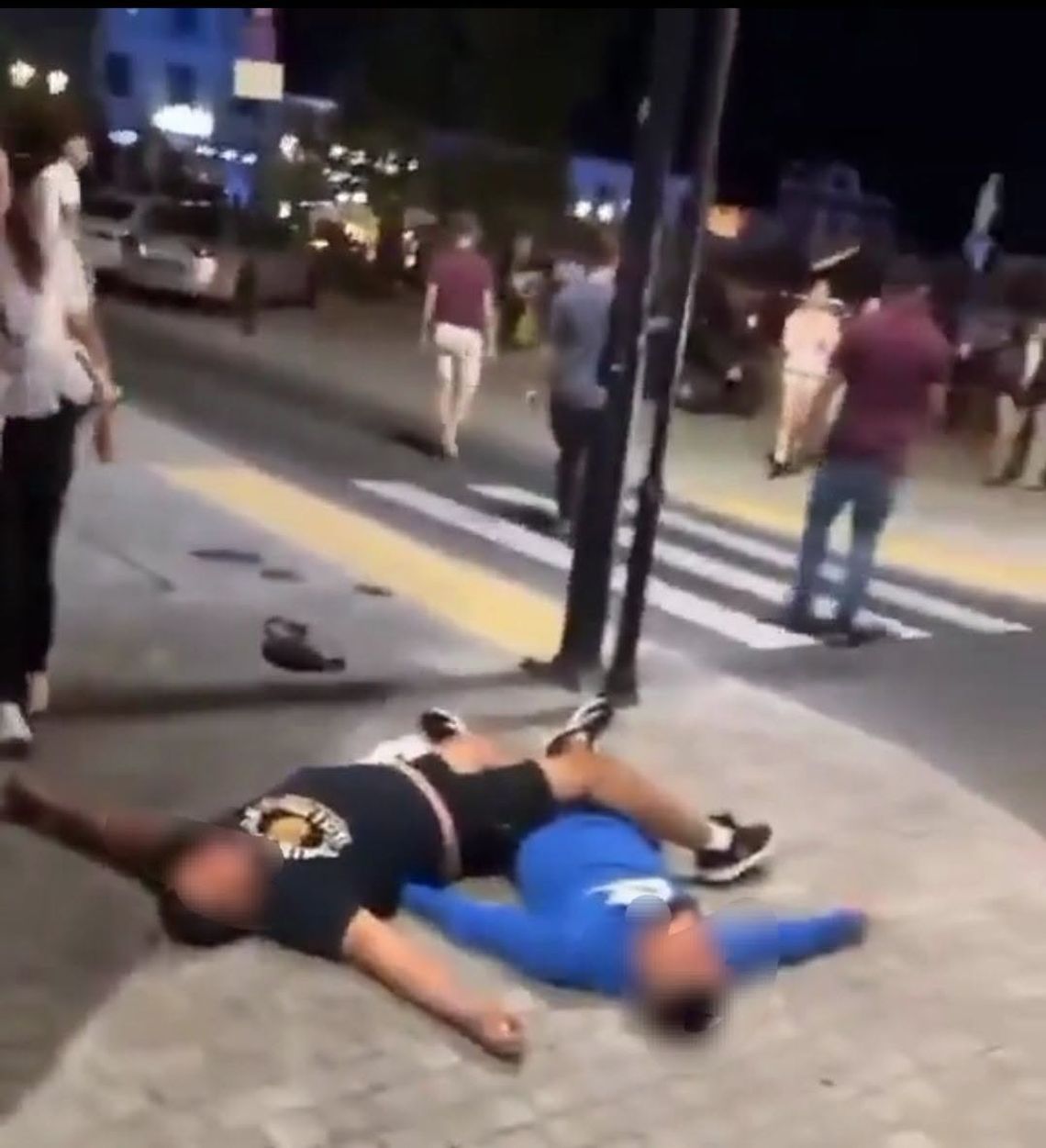 Nocna awantura na Rynku w Bochni! Jeden cios i mężczyzna runął na chodnik. Policja szuka świadków Nocna awantura na Rynku w Bochni! Jeden cios i mężczyzna runął na chodnik. Policja szuka świadków