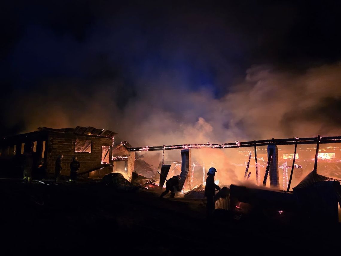 Nocny pożar w Lipnicy Dolnej. Zginęła część bydła, dom udało się uratować