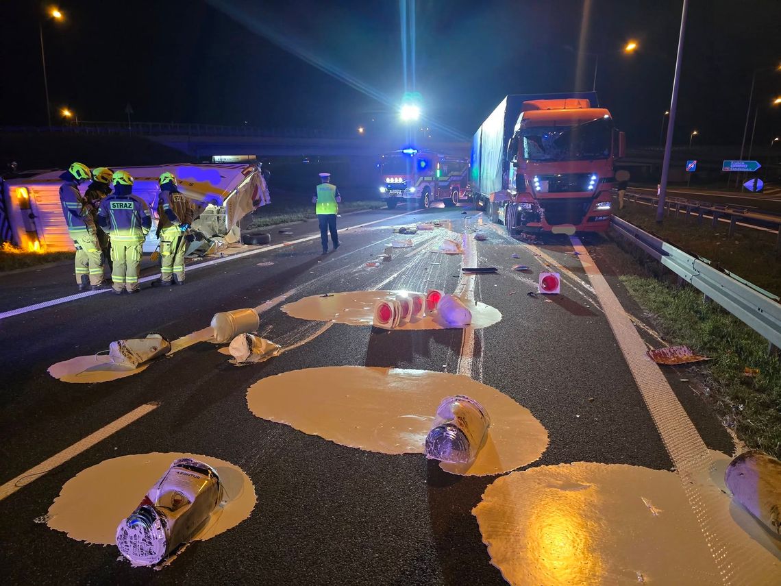 Nocny wypadek w rejonie Balic. Ciężarówka uderzyła w pojazd drogowców, na jezdnię wylała się farba Nocny wypadek w rejonie Balic. Ciężarówka uderzyła w pojazd drogowców, na jezdnię wylała się farba
