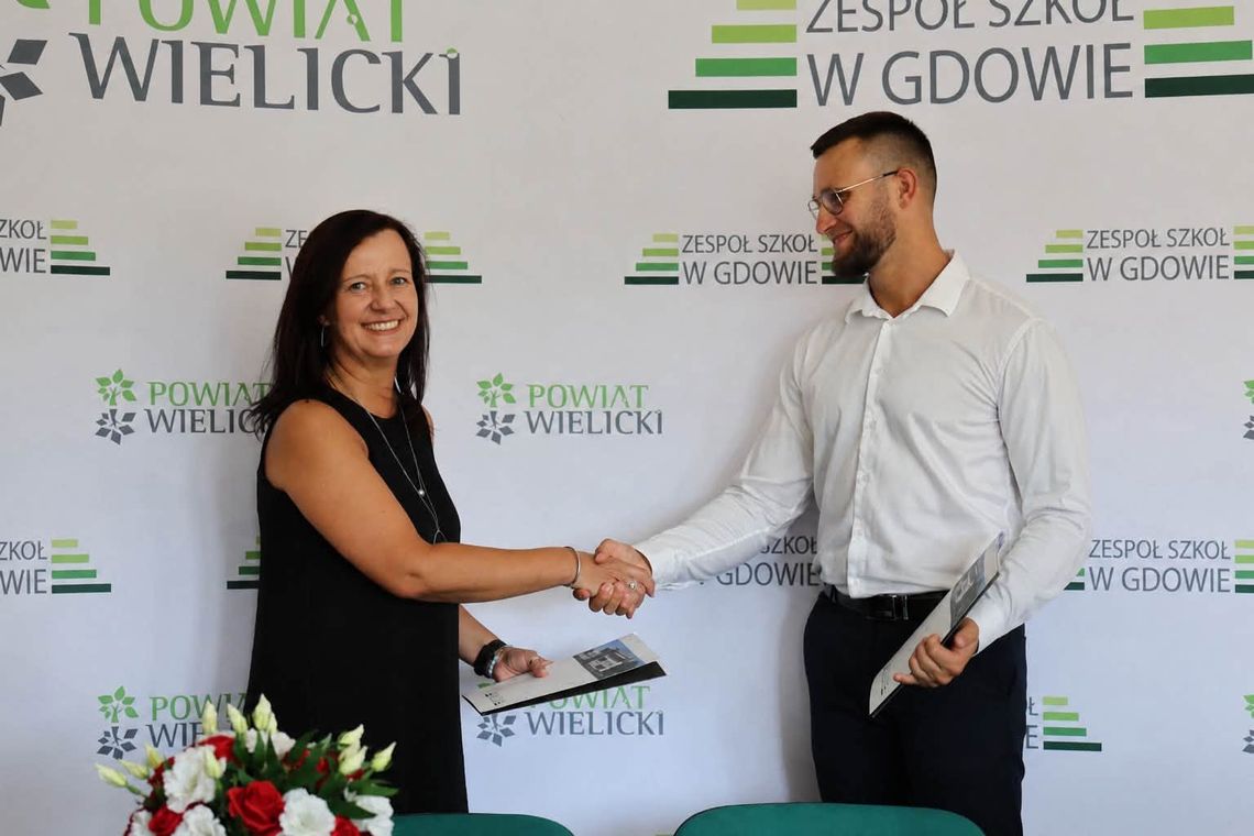 Nowe boisko, bieżnia i skocznia w Gdowie. Powiat Wielicki podpisał umowę na inwestycję za blisko 1,7 mln zł Nowe boisko, bieżnia i skocznia w Gdowie. Powiat Wielicki podpisał umowę na inwestycję za blisko 1,7 mln zł