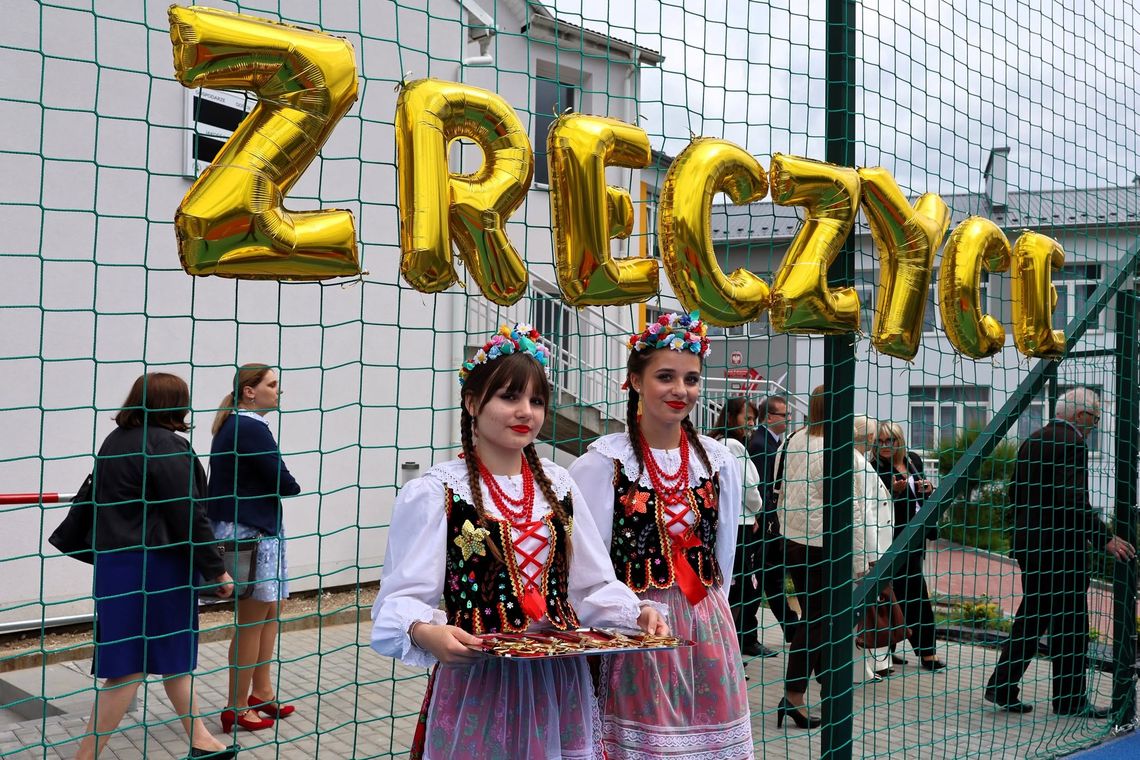 Nowe boisko sportowe przy Szkole Podstawowej w Zręczycach oficjalnie otwarte Nowe boisko sportowe przy Szkole Podstawowej w Zręczycach oficjalnie otwarte