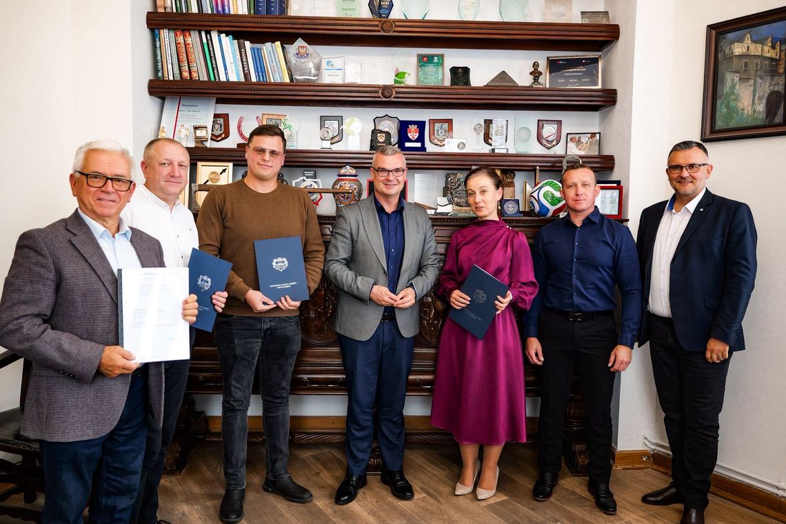 Nowe boisko sportowe w Woli Batorskiej! Ponad 626 tys. zł na inwestycję. Burmistrz podpisał umowę