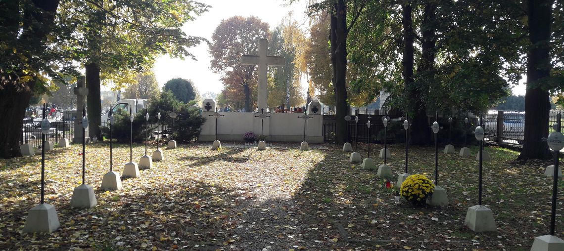 Nowe tabliczki nagrobne na cmentarzu wojskowym nr 327 w Niepołomicach