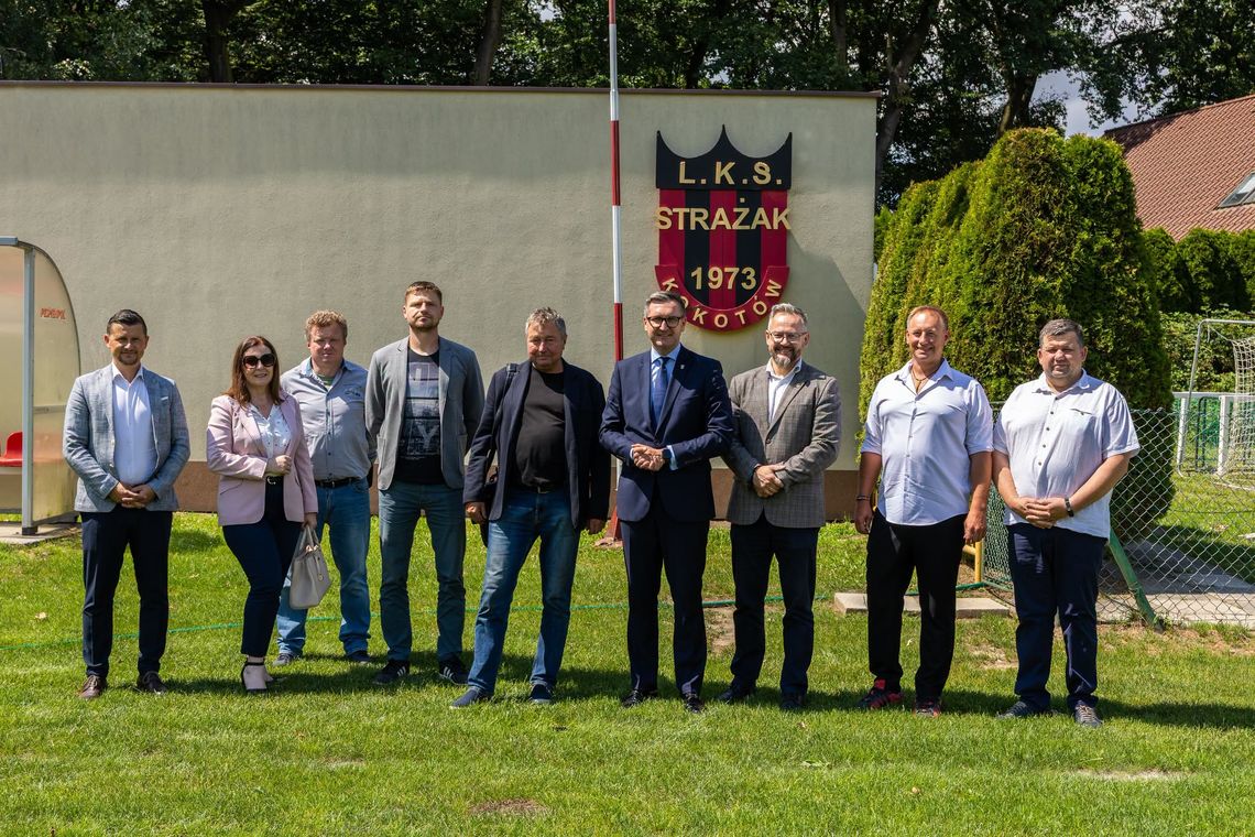 Nowoczesne oświetlenie na boisku LKS Strażak Kokotów. Podpisano umowę na realizację inwestycji