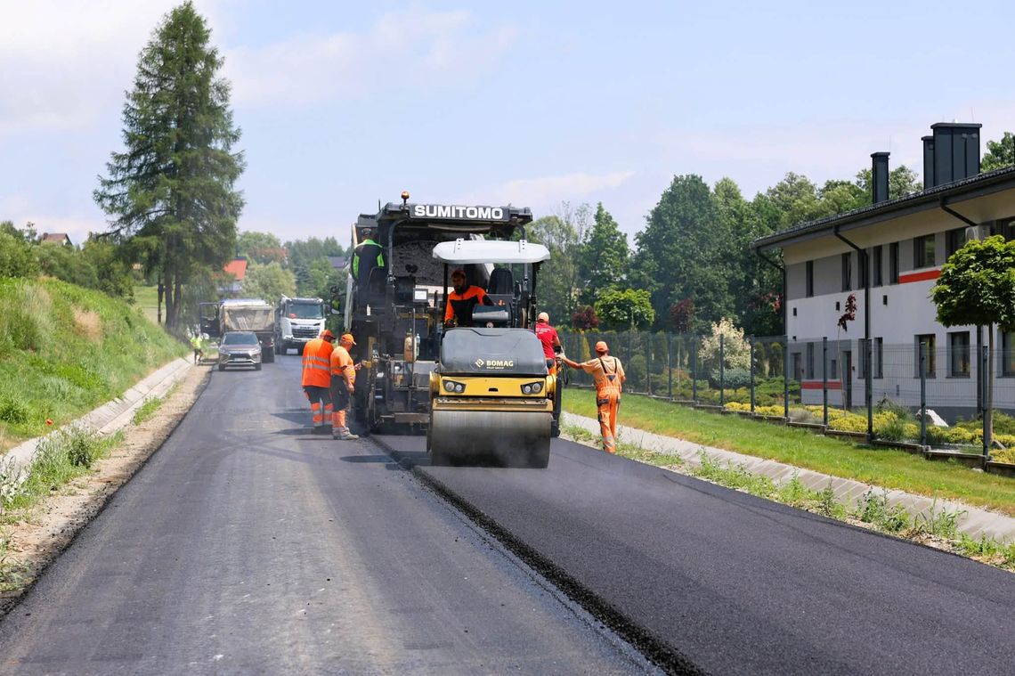 Nowy asfalt na drodze Byszyce–Gorzków. Przebudowa wchodzi w kolejny etap Nowy asfalt na drodze Byszyce–Gorzków. Przebudowa wchodzi w kolejny etap