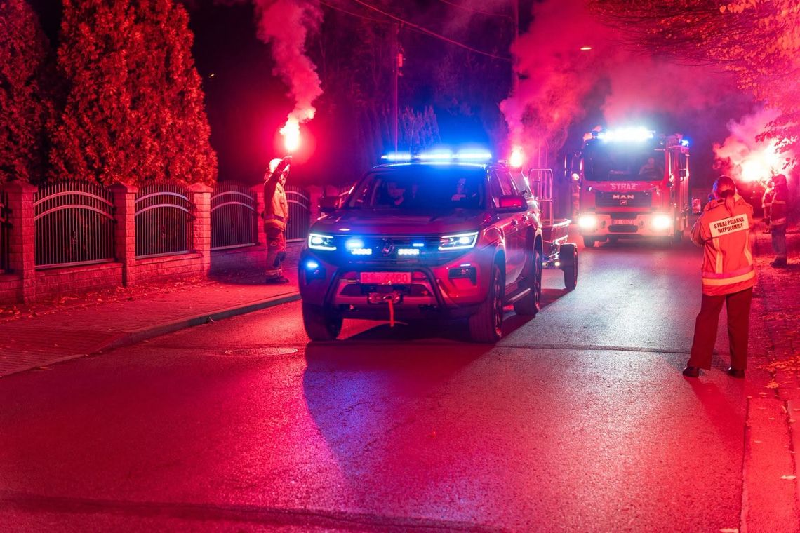 Nowy samochód i łódź ratownicza dla OSP Niepołomice. Strażacy powitali nowy sprzęt