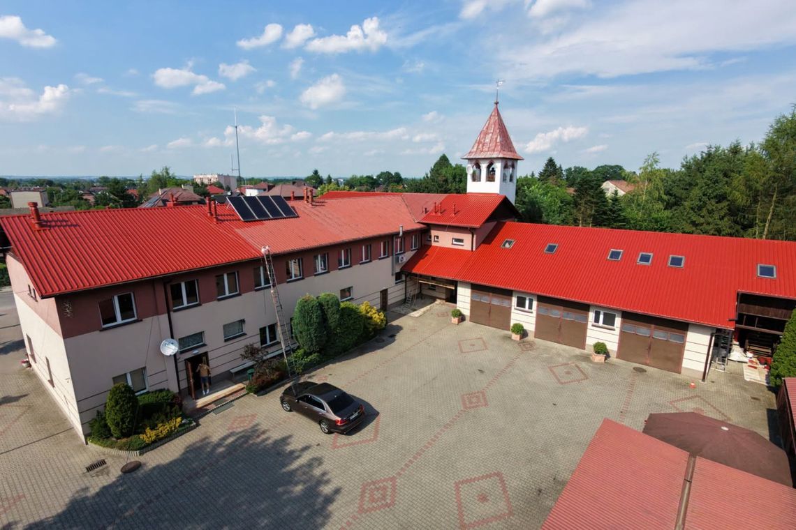 Odnowiono dach remizy OSP w Niepołomicach. Prace prowadzono w wymagających warunkach