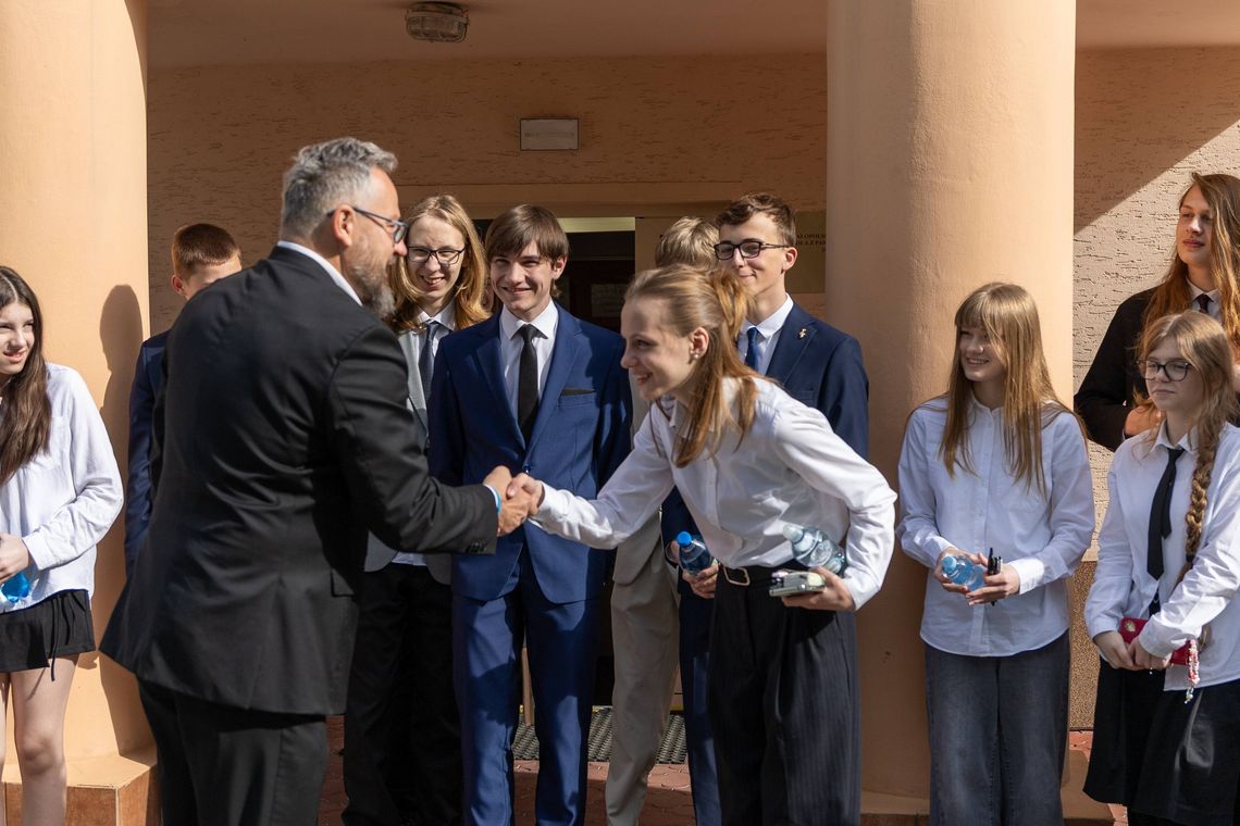 Ósmoklasiści z Sygneczowa rozpoczęli egzaminy. Samorządowcy dodali im otuchy