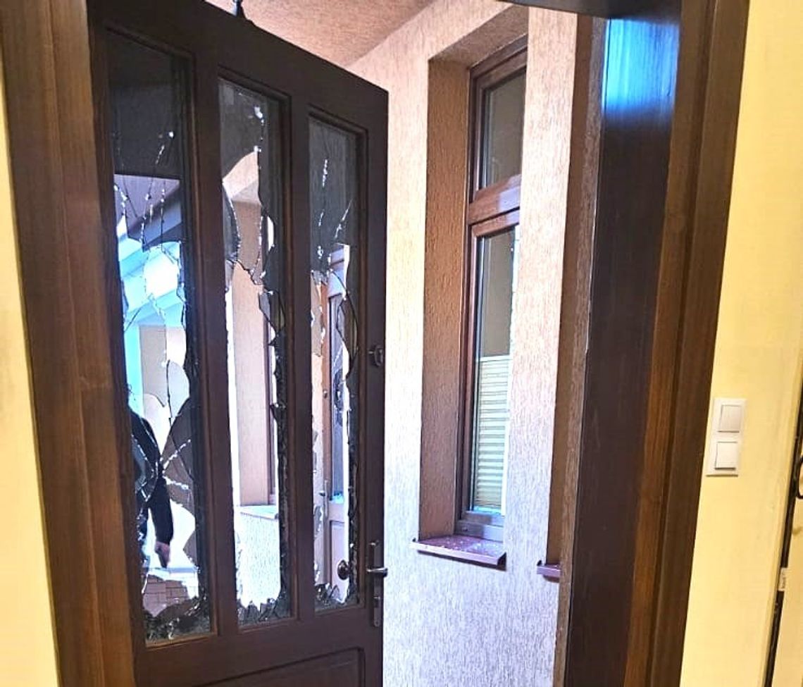 Oświęcim. Policjanci zatrzymali chuligana, który dopuścił się dewastacji mienia na terenie jednej z parafii