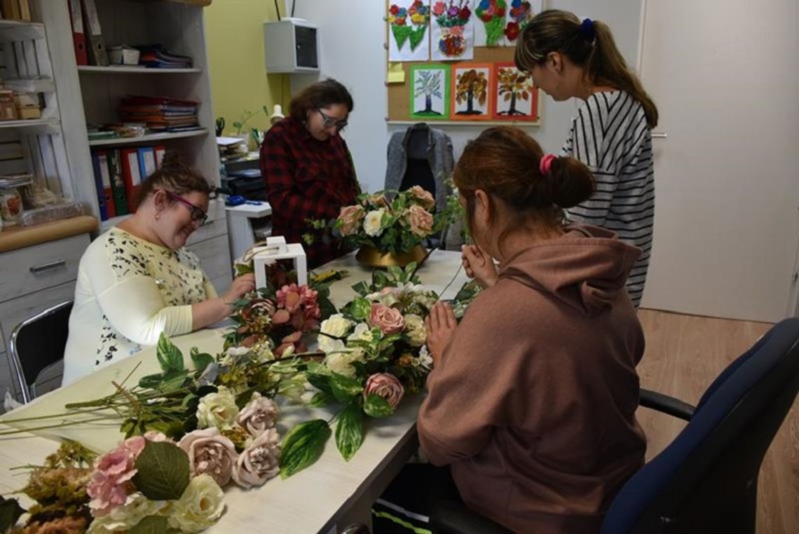 Piękne wiązanki na groby bliskich można zakupić w budynku Fundacji Osób Niepełnosprawnych w Podolanach