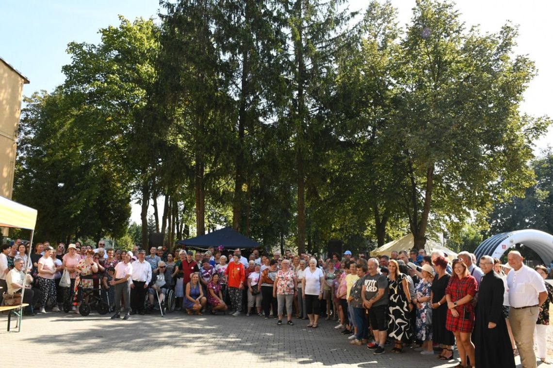 Piknik w Środowiskowym Domu Samopomocy w Zagórzanach pod znakiem róży
