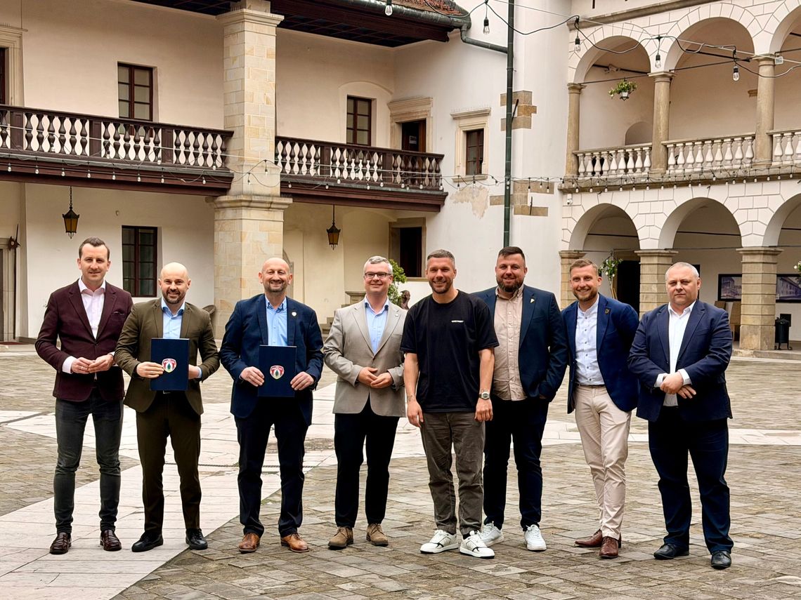 Podolski pojawił się w Niepołomicach. Puszcza ogłosiła strategiczną współpracę