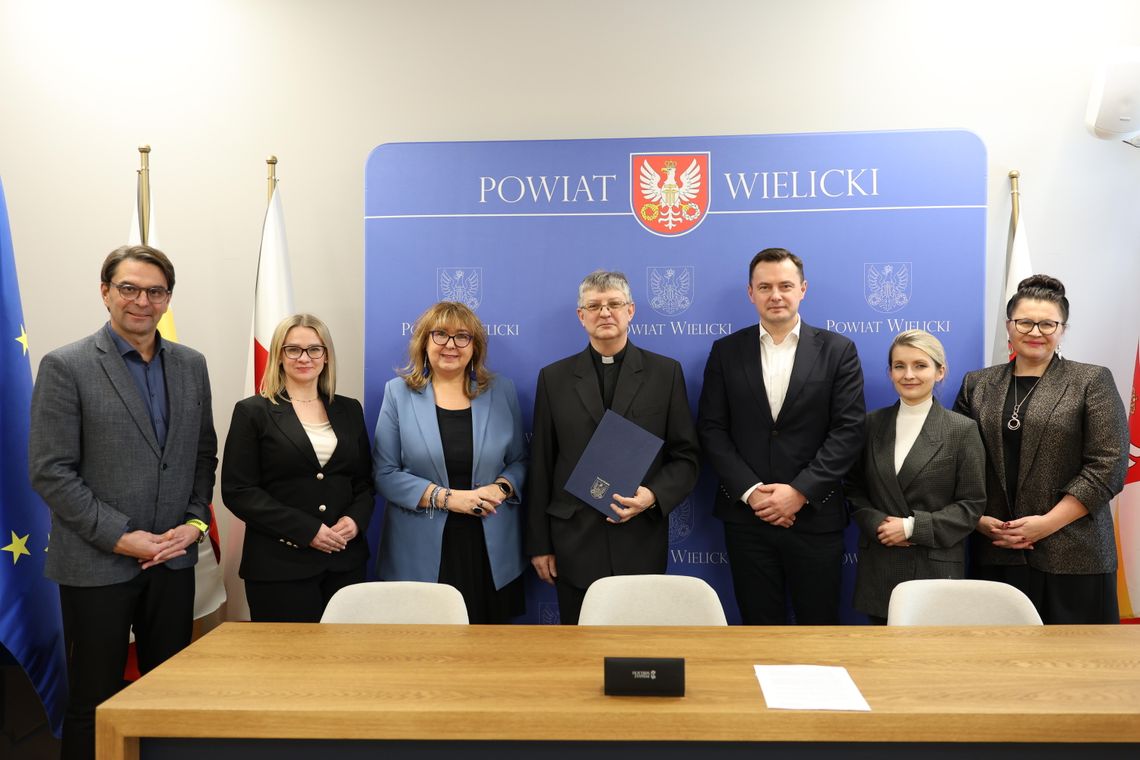 Podpisanie umów na realizację prac przy zabytkach na terenie Powiatu Wielickiego Podpisanie umów na realizację prac przy zabytkach na terenie Powiatu Wielickiego