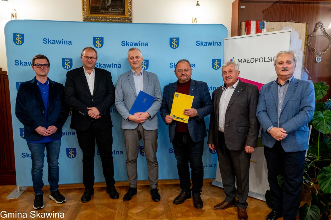 Podpisanie umowy na rozbudowę dróg w Rzozowie i Radziszowie oraz budowę parkingu P&R