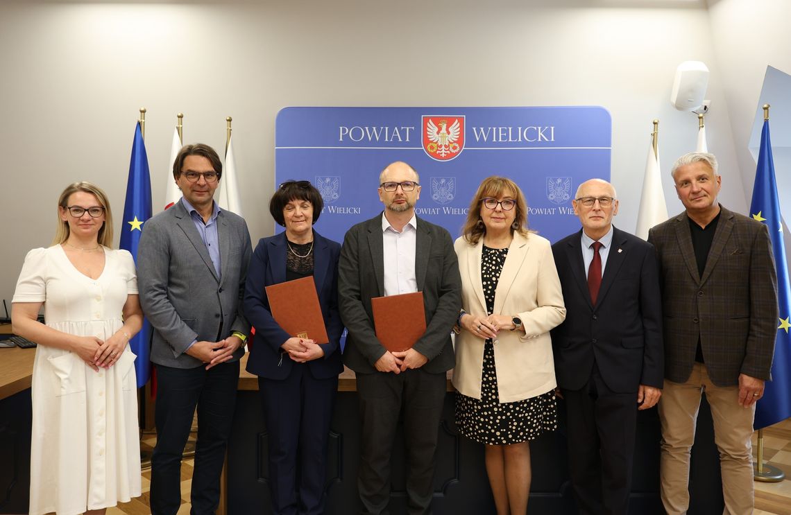 Podpisano umowę na przebudowę drogi powiatowej 2007K w Grodkowicach i Targowisku Podpisano umowę na przebudowę drogi powiatowej 2007K w Grodkowicach i Targowisku