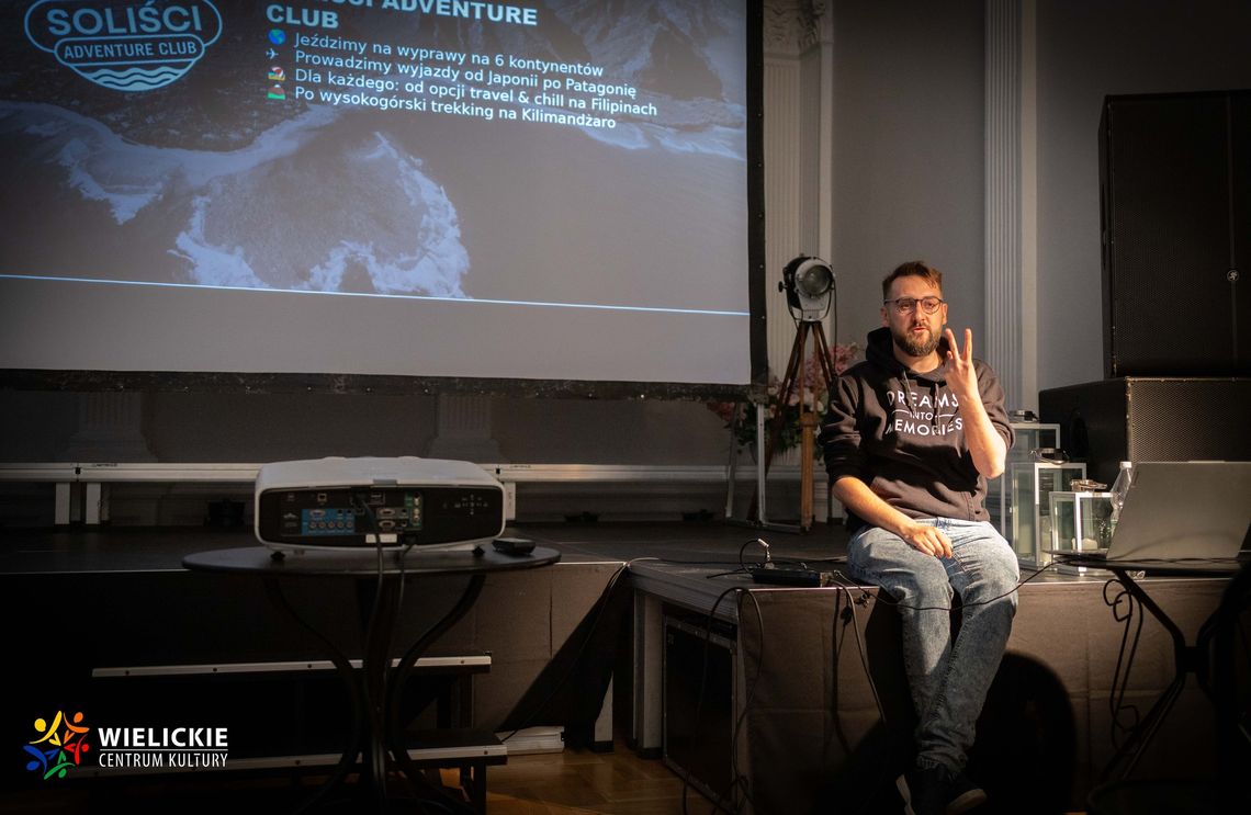 Podróż bez wychodzenia z sali. Spotkanie z Mateuszem Poprochem o Islandii