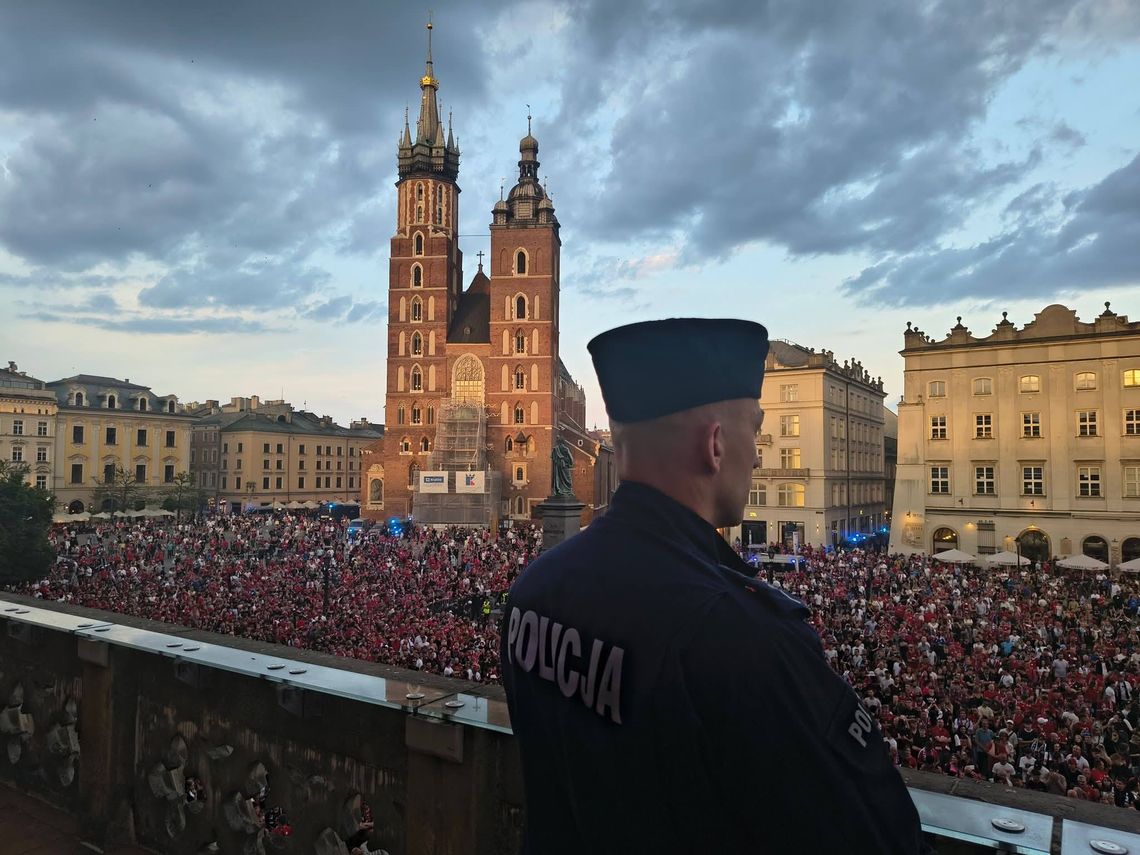 Policja zabezpieczała fetę kibiców Wisły Kraków po awansie do Ekstraklasy. Ranna 11-latka, została trafiona petardą w głowę!