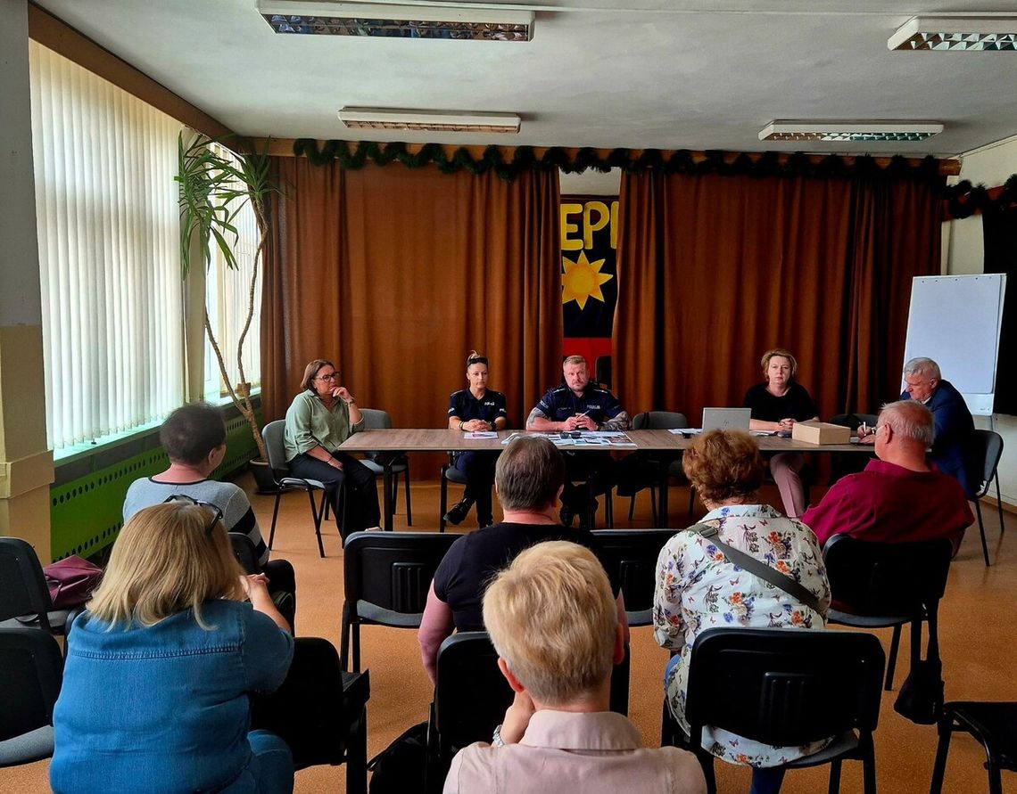 Policjanci i pracownicy sanepidu rozmawiali z seniorami o bezpieczeństwie Policjanci i pracownicy sanepidu rozmawiali z seniorami o bezpieczeństwie