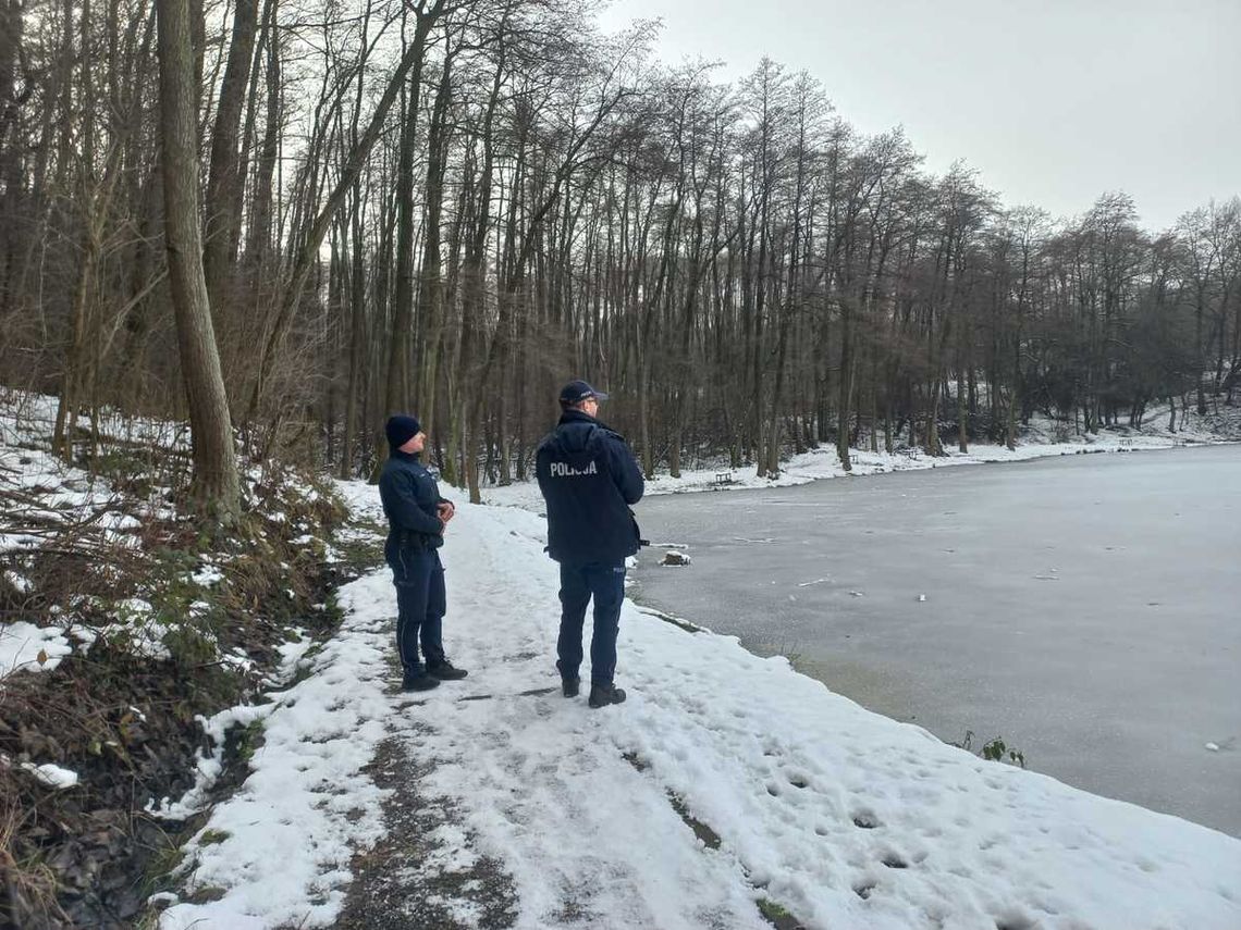 Policjanci kontrolują ,,dzikie lodowiska"