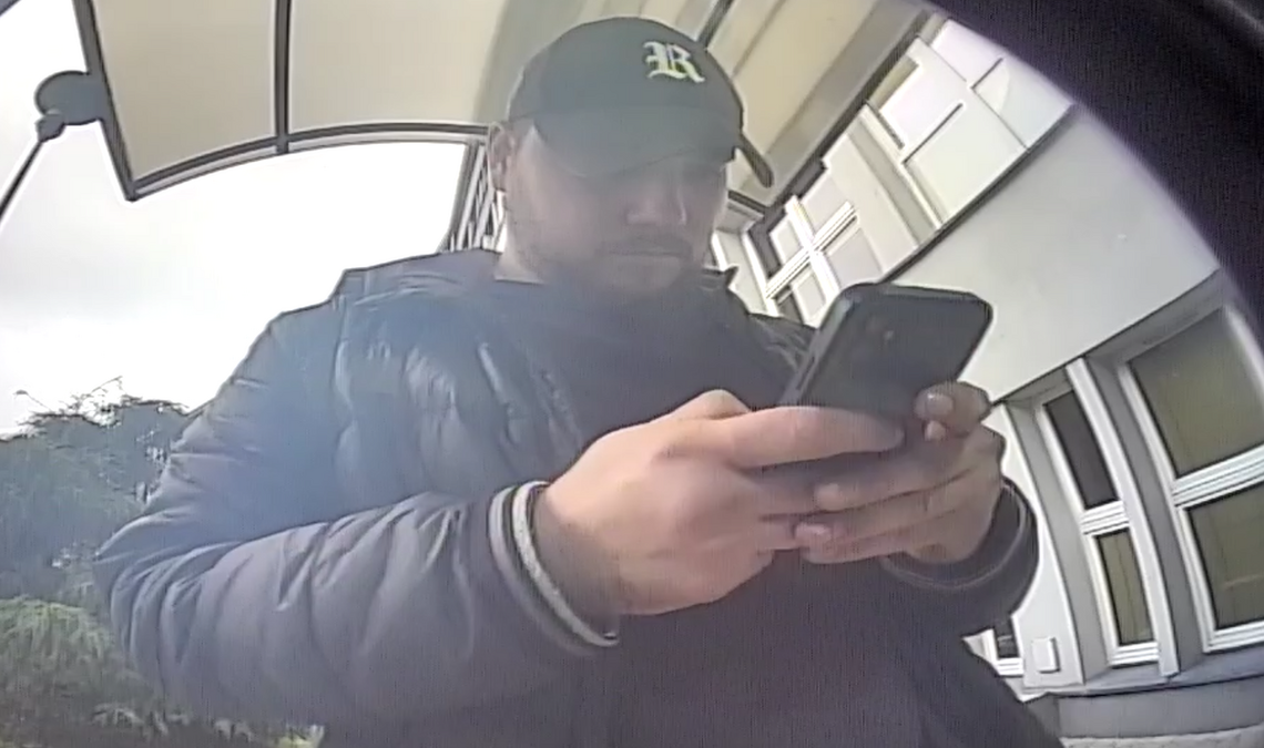 Policjanci poszukują mężczyzny widocznego na zdjęciu. Dokonał wypłaty gotówki w bankomacie, które pochodziły z przestępstwa