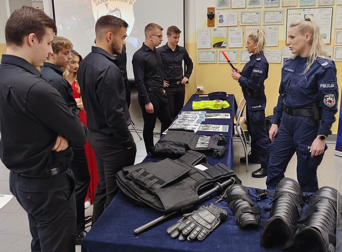 Policjanci uczestniczyli w dniu otwartym szkoły w Niepołomicach