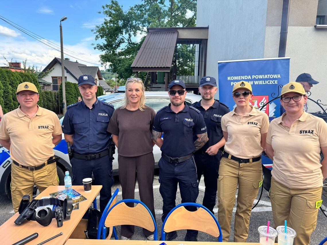 Policjanci z Wieliczki rozmawiali z dziećmi o bezpieczeństwie podczas wakacji