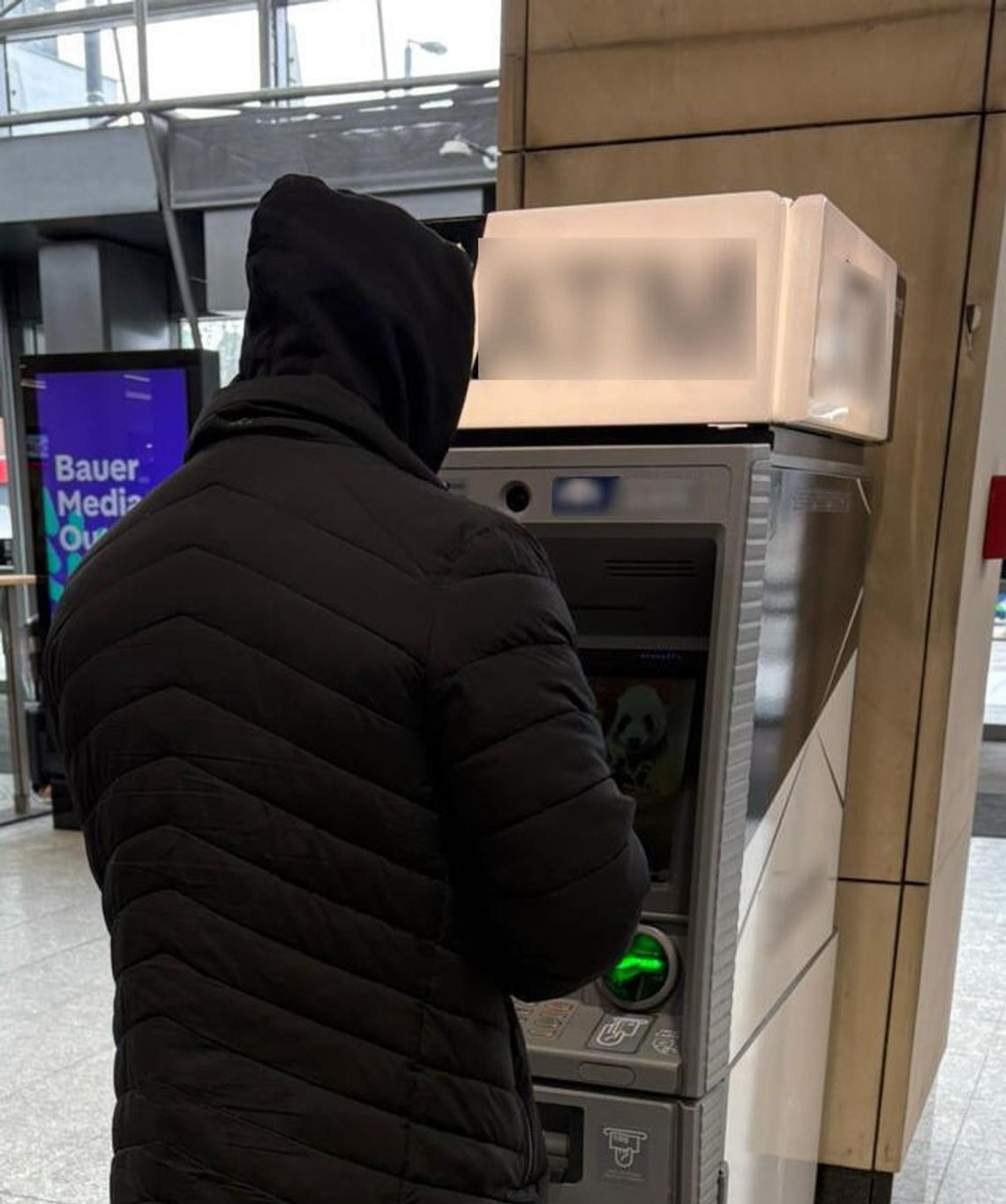 Policjanci zatrzymali 27-latka, który wypłacił pieniądze uzyskane poprzez wyłudzenie kodu blik