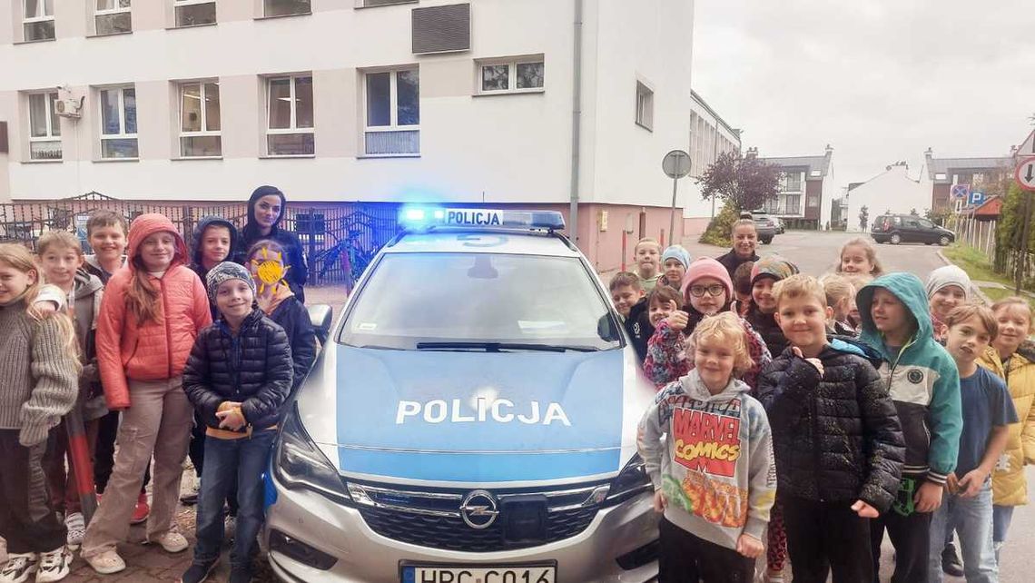 Policjantki wydziału prewencji wielickiej Komendy spotkały się z przedszkolakami oraz uczniami