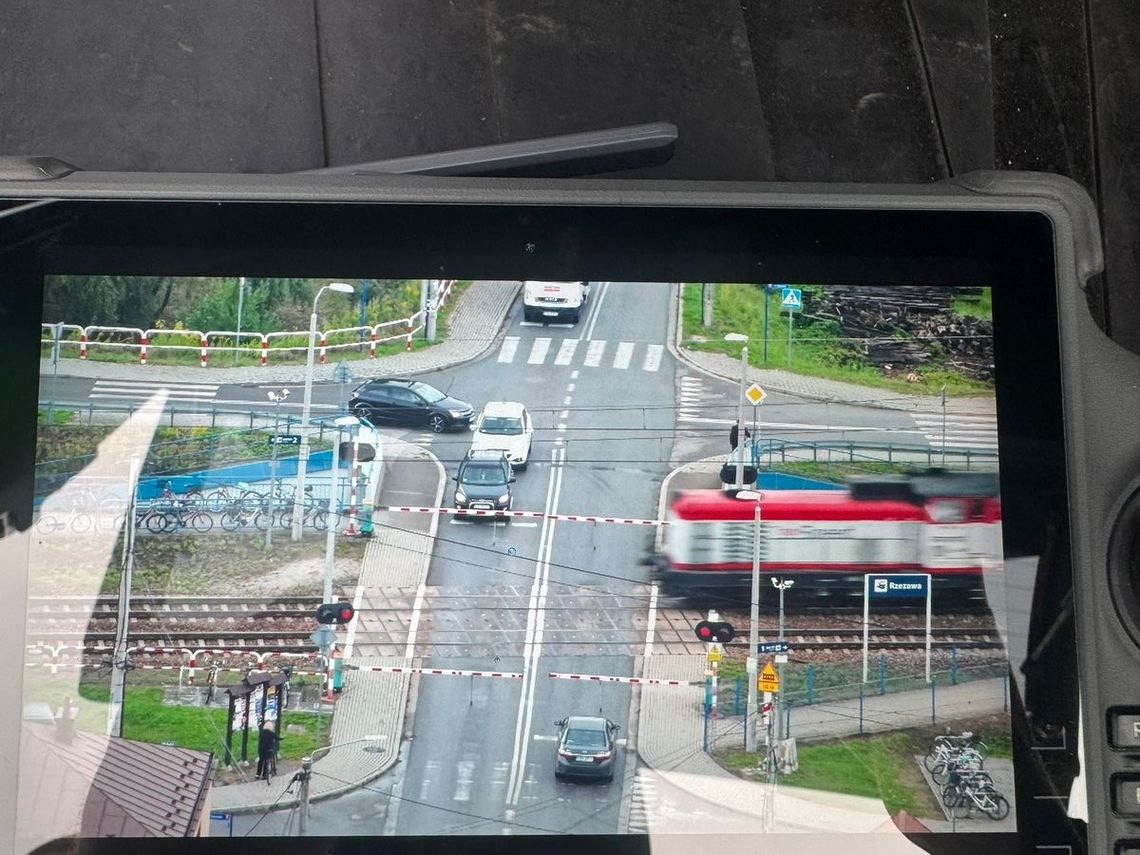 Policyjny dron weryfikował bezpieczeństwo na przejeździe kolejowym w Rzezawie