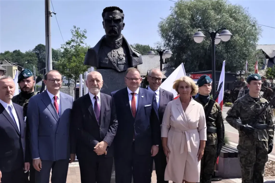 Pomnik ojca polskiej demokracji w Iwanowicach Dworskich Pomnik ojca polskiej demokracji w Iwanowicach Dworskich