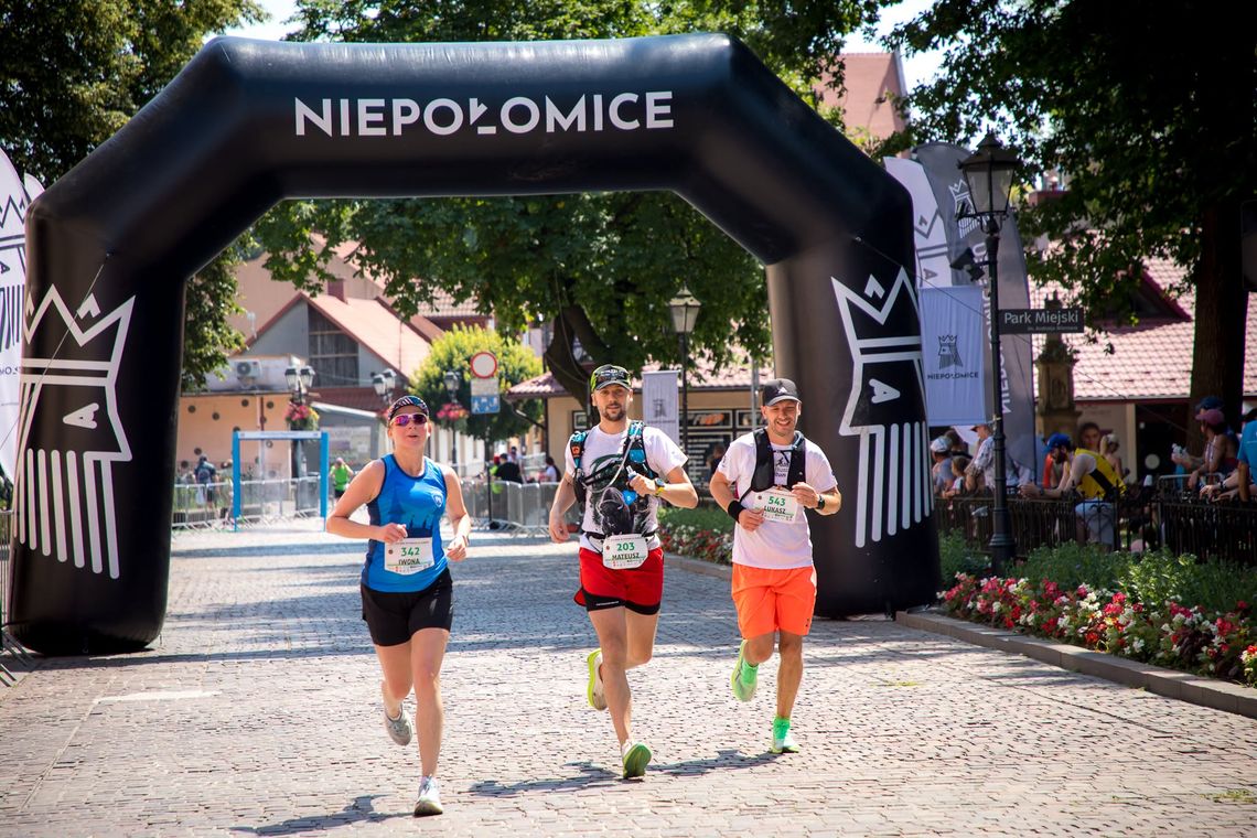 Ponad tysiąc biegaczy ruszyło w Pogoń za Żubrem. Sportowe święto w Niepołomicach