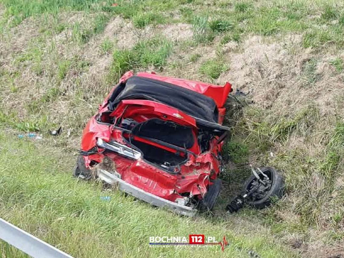 Potężne dachowanie na A4 pod Bochnią! Części samochodu znaleziono ponad 50 metrów dalej Potężne dachowanie na A4 pod Bochnią! Części samochodu znaleziono ponad 50 metrów dalej