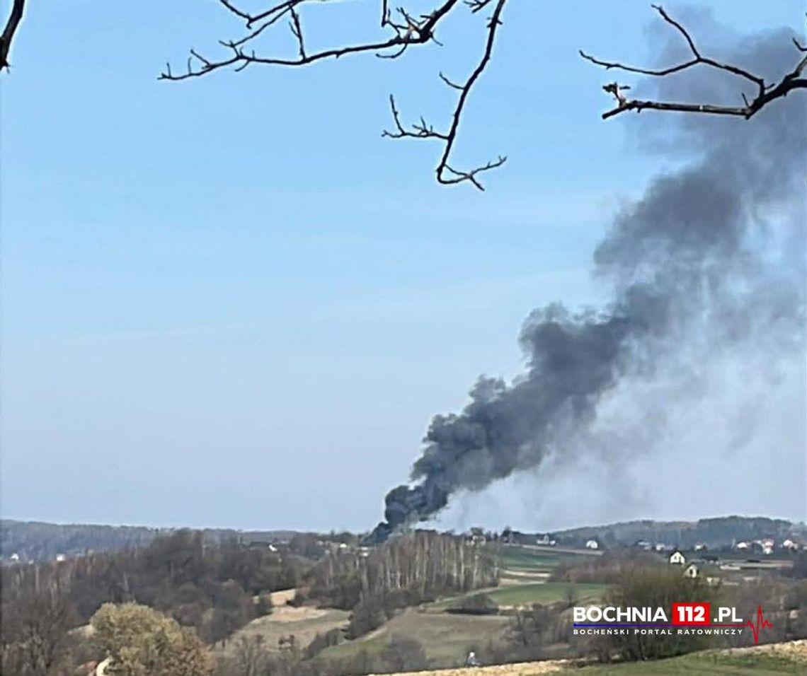 Potężny pożar w Królówce. Czarny dym widoczny z wielu kilometrów Potężny pożar w Królówce. Czarny dym widoczny z wielu kilometrów