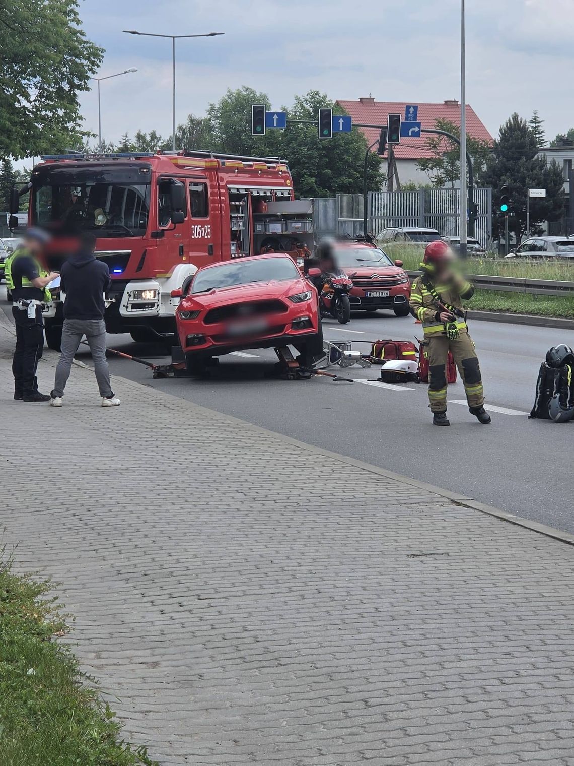 Poważny wypadek na ul. Radzikowskiego w Krakowie. Rowerzystka uwięziona pod samochodem