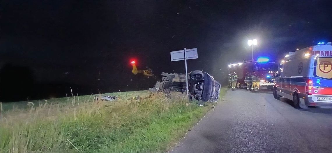 Poważny wypadek w Łazanach. Dwie osoby ranne, jedna uwięziona we wraku. Interweniował śmigłowiec LPR Poważny wypadek w Łazanach. Dwie osoby ranne, jedna uwięziona we wraku. Interweniował śmigłowiec LPR