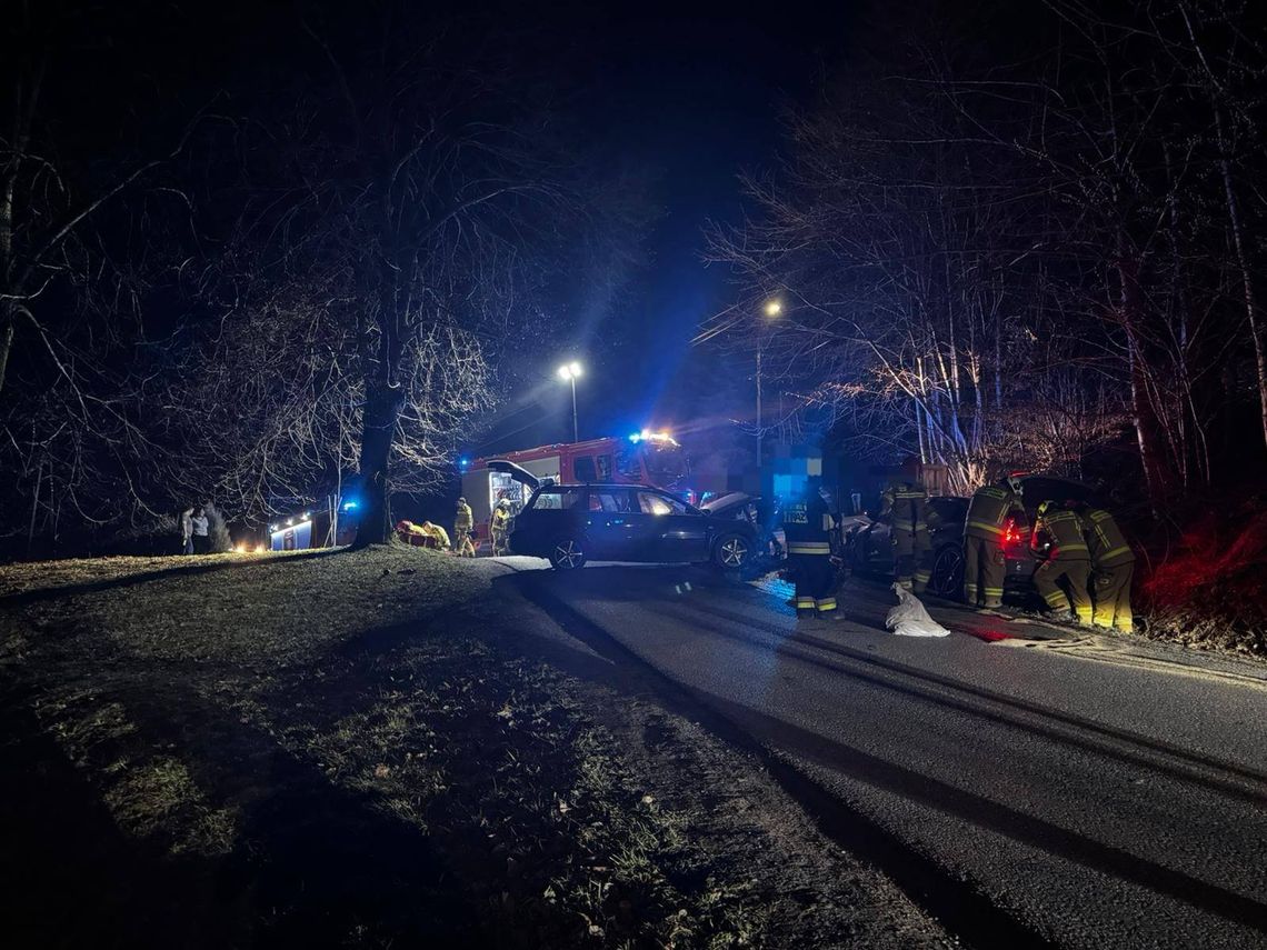 Poważny wypadek w Sułkowicach pod Andrychowem. Trzy osoby ranne, droga była zablokowana