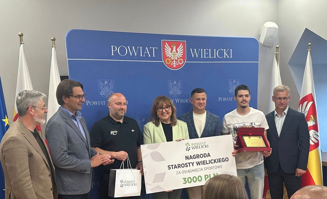 Powiat nagrodził bohaterów awansu! UKS Regis Wieliczka z wyjątkowym wyróżnieniem Powiat nagrodził bohaterów awansu! UKS Regis Wieliczka z wyjątkowym wyróżnieniem