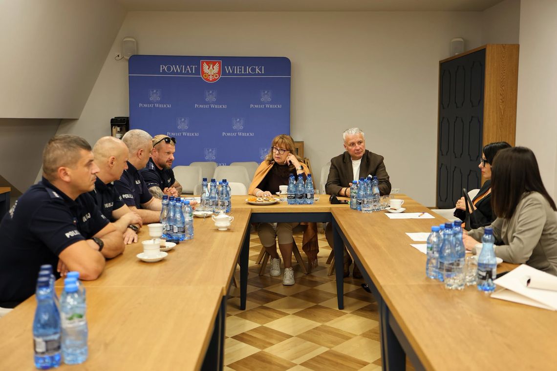 Powiat Wielicki łączy siły z policją. Wspólne działania dla bezpieczeństwa mieszkańców Powiat Wielicki łączy siły z policją. Wspólne działania dla bezpieczeństwa mieszkańców