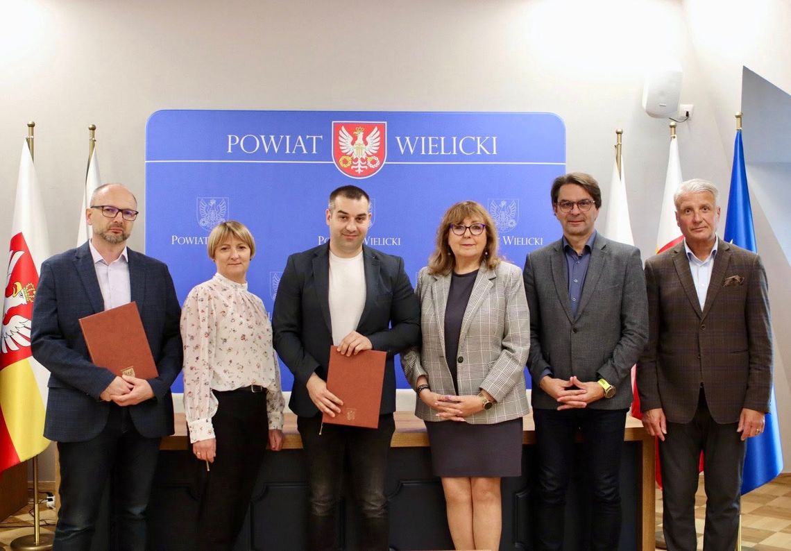 Powiat wielicki przygotowuje rozbudowę drogi w Raciborsku. Podpisano umowę na dokumentację Powiat wielicki przygotowuje rozbudowę drogi w Raciborsku. Podpisano umowę na dokumentację