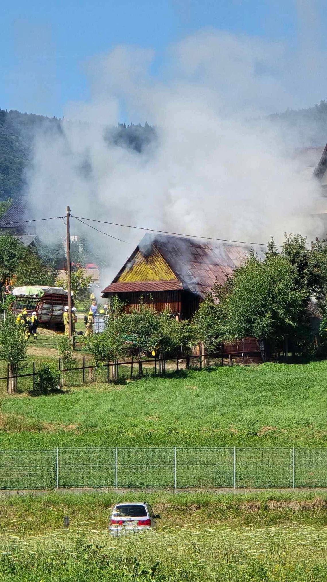 Pożar budynku gospodarczego w Mszanie Dolnej. W środku znajduje się siano, na dachu panele fotowoltaiczne Pożar budynku gospodarczego w Mszanie Dolnej. W środku znajduje się siano, na dachu panele fotowoltaiczne