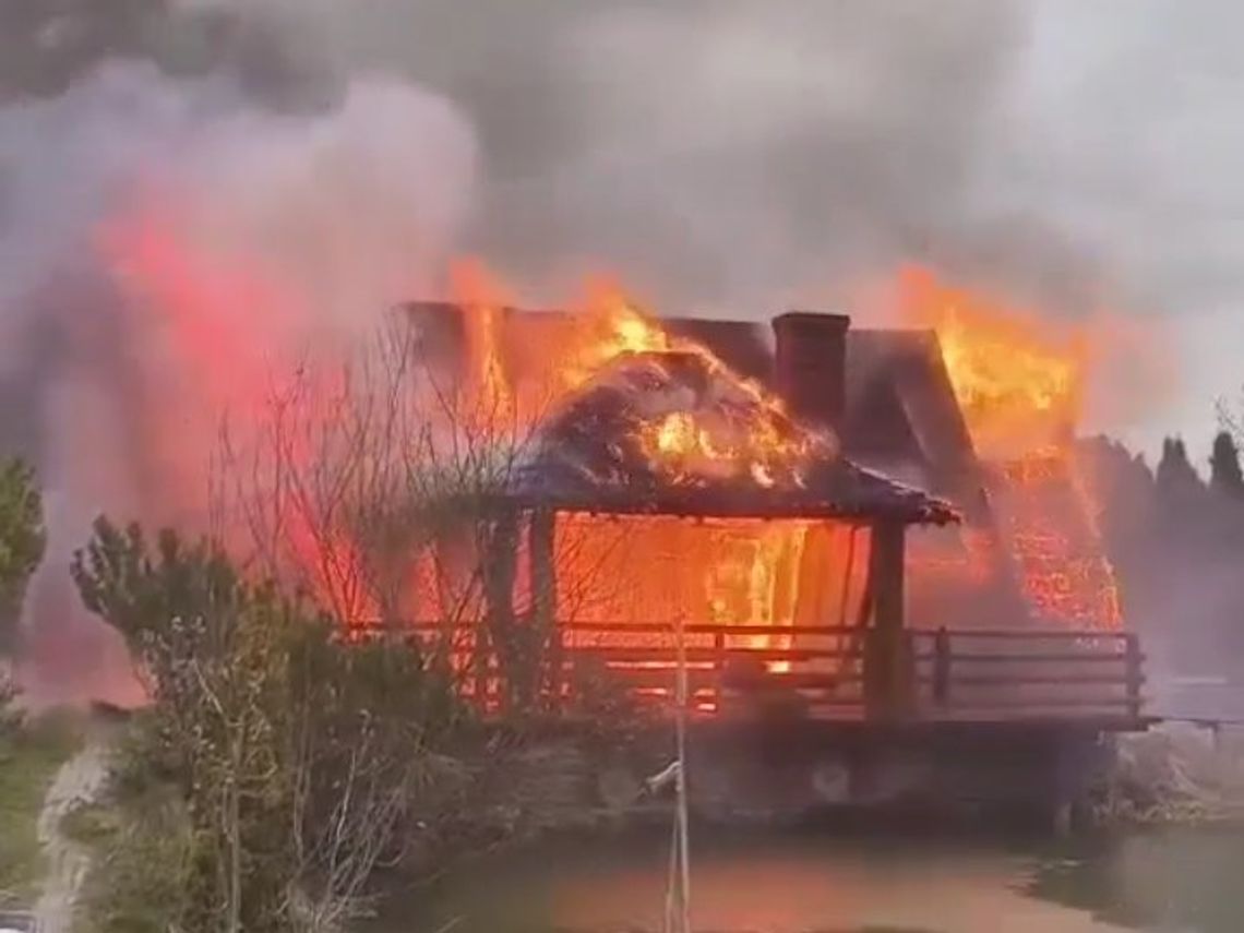 Pożar budynku letniskowego w Tenczynie. Trwa akcja strażaków