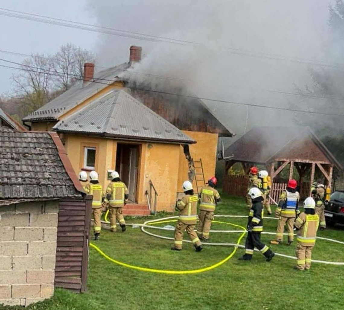 Pożar domu w Olchawie. Strażacy prowadzili trudną akcję gaśniczą