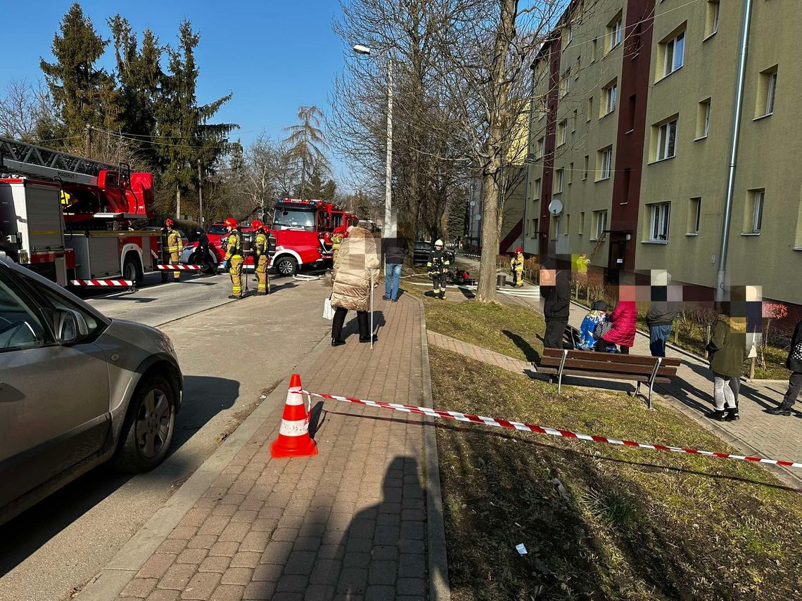 Pożar mieszkania w Wieliczce. Interweniowały liczne zastępy straży pożarnej