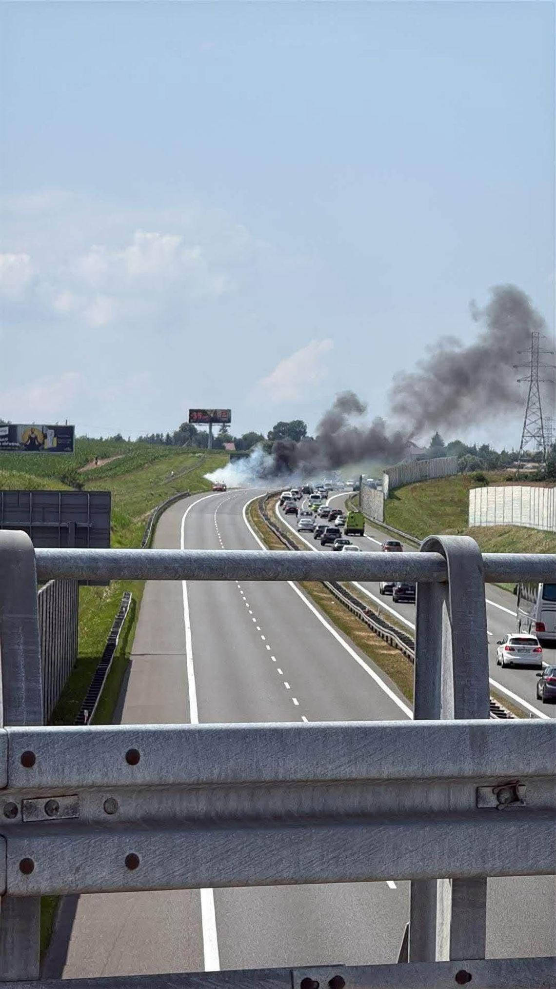 Pożar samochodu na autostradzie A4. Trasa w kierunku Rzeszowa była całkowicie zablokowana Pożar samochodu na autostradzie A4. Trasa w kierunku Rzeszowa była całkowicie zablokowana
