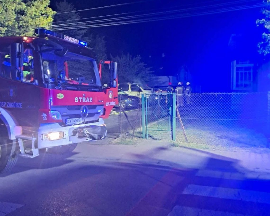 Pożar samochodu w Zagórzu. Auto zapaliło się blisko zabudowań Pożar samochodu w Zagórzu. Auto zapaliło się blisko zabudowań