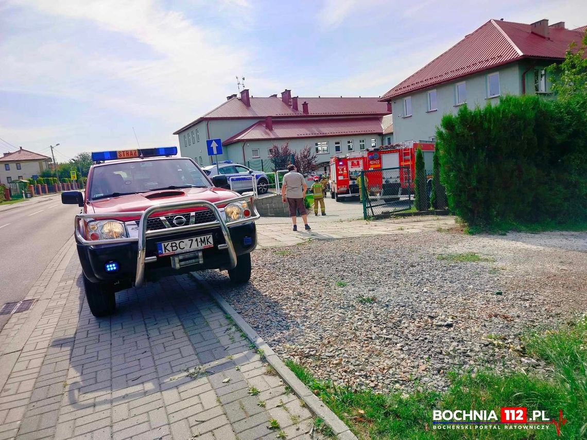 Pożar w budynku szkoły pod Bochnią. Ewakuowano uczniów i pracowników