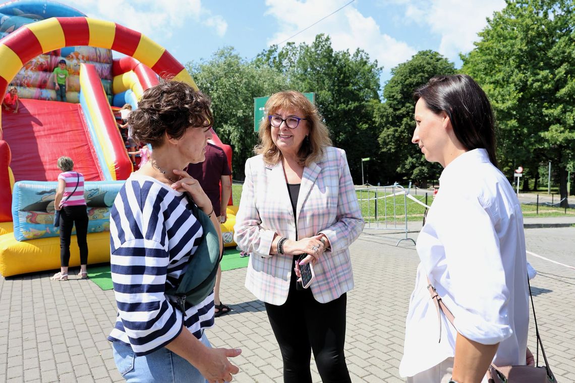 Rodziny zastępcze świętowały w Powiecie Wielickim. „To misja pełna miłości, troski i odpowiedzialności” Rodziny zastępcze świętowały w Powiecie Wielickim. „To misja pełna miłości, troski i odpowiedzialności”