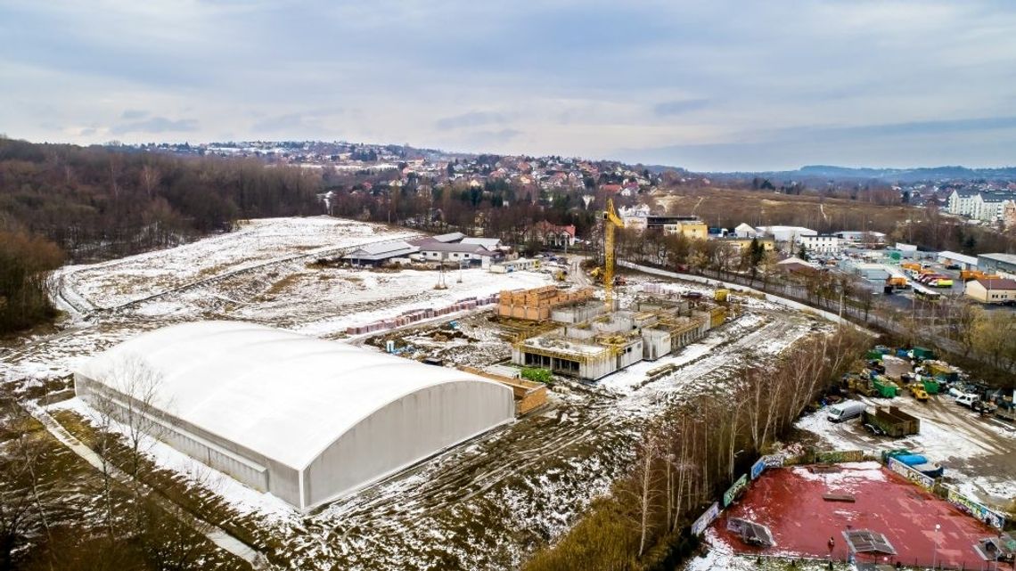 Rośnie Szkoła Podstawowa przy ulicy Jedynaka w Wieliczce